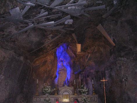Les bouts de mtal servent  rcuprer l'eau qui suinte de la grotte.